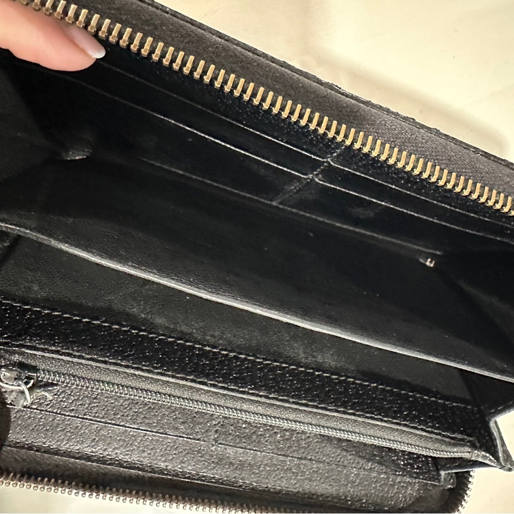 Gucci Black Logo Plaque Zip Wallet - Picture 12 of 16